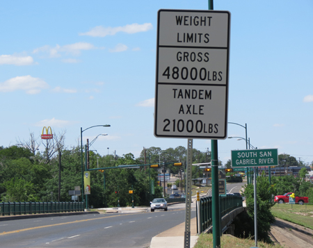 weight sign Austin Ave South San-450