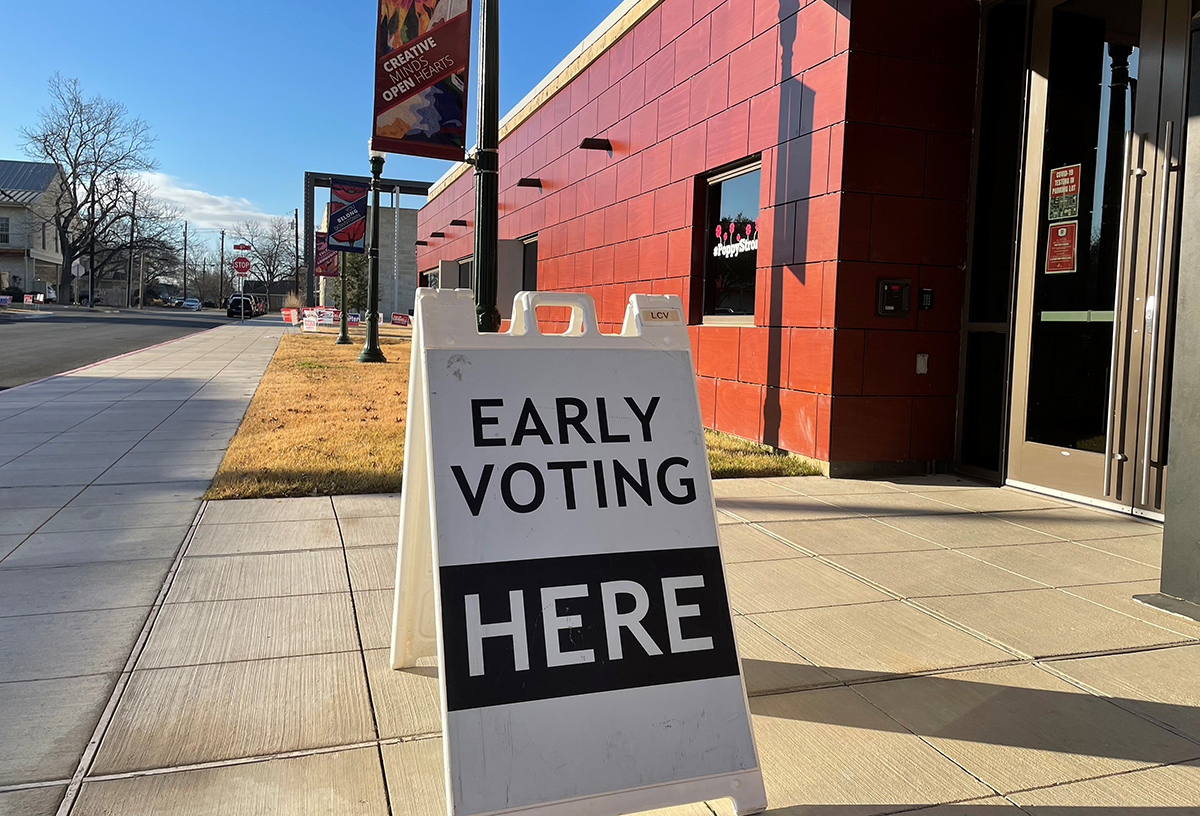 Sign saying "early voting here" in front of Georgetown City Hall. 