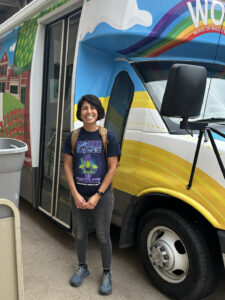 ¡GUAU! Liz Pedrosa, conductora del vehículo móvil, se encuentra frente a la biblioteca móvil de la Biblioteca Pública de Georgetown.